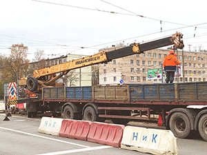 Автокран КС-45717К-3 на объекте в Петербурге.